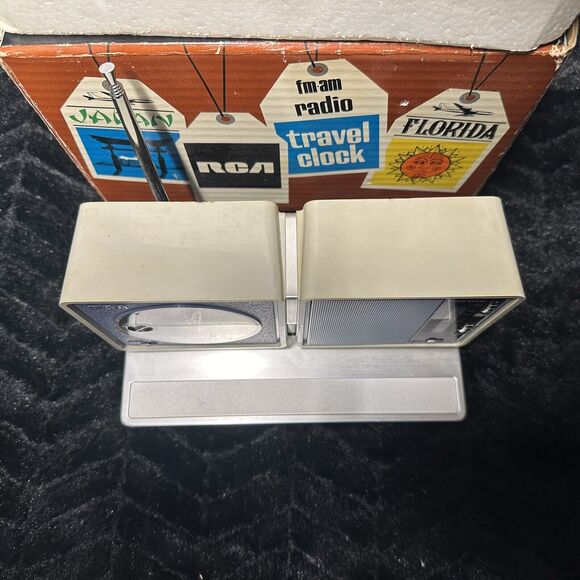 RCA Travel Clock Radio "The Million Miler" Model RZS321A Solid State Aspen Blue - Picture 13 of 16